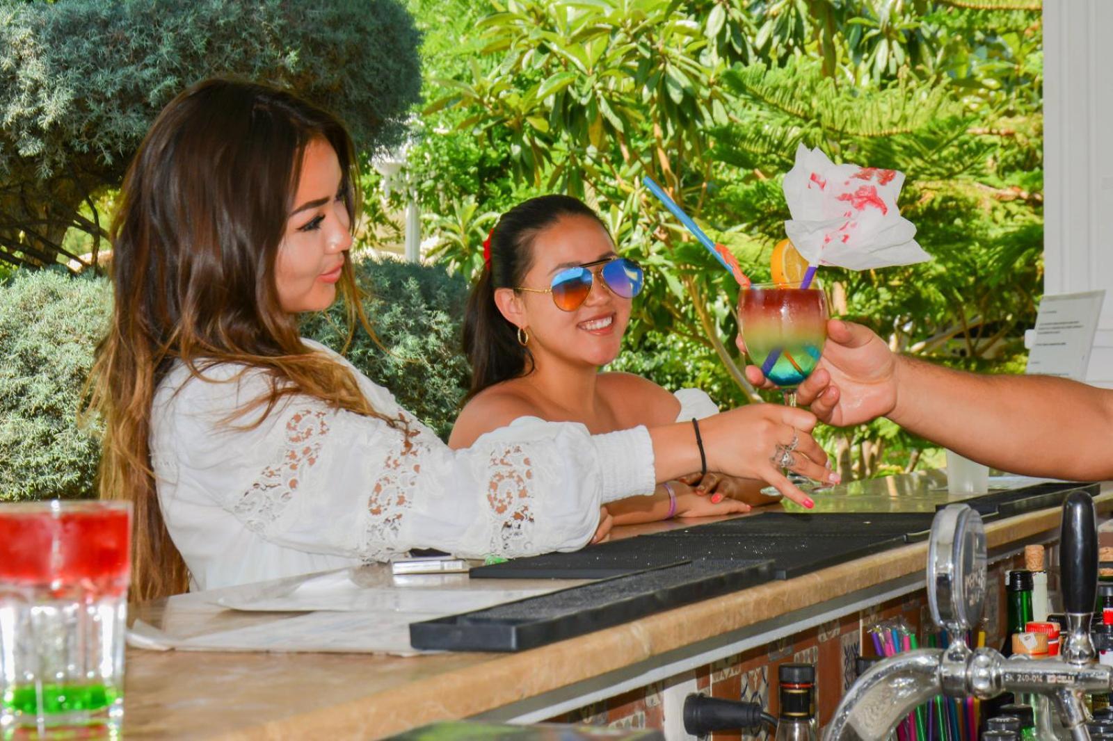 Miramor Hotel & Spa Анталья Экстерьер фото A bartender serving a drink