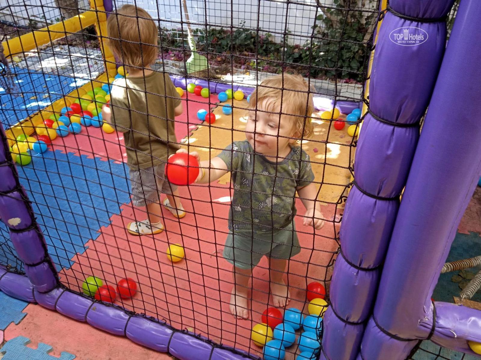 Miramor Hotel & Spa Анталья Экстерьер фото Toddlers playing in a ball pit